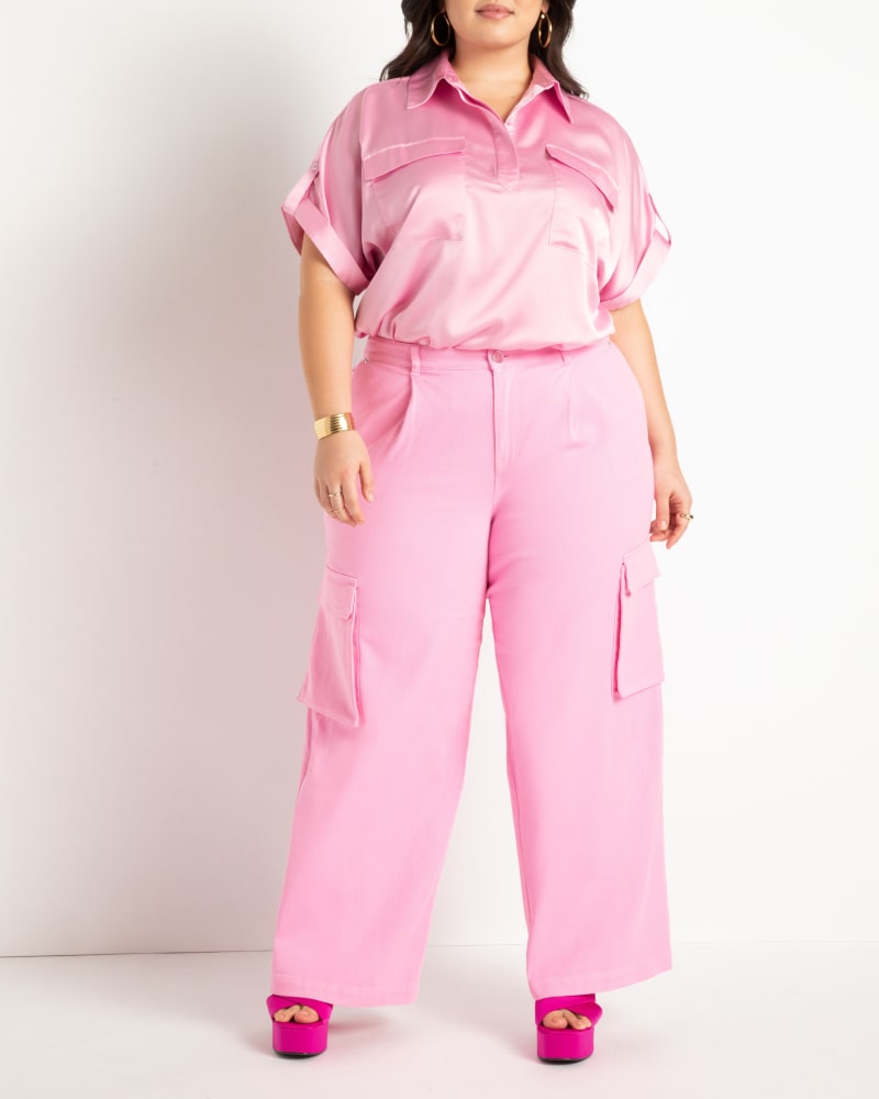 Front of a model wearing a size 14 Cargo Jeans in Bonbon by ELOQUII. | dia_product_style_image_id:272685